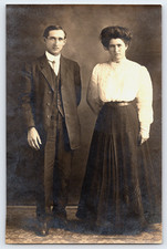 ANTIQUE VINTAGE REAL PHOTO PICTURE FASHION PORTRAIT OF A MAN AND WOMAN COUPLE picture