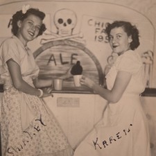 1950 Chicago Fair Snapshot Photo Pretty Women Smiling Girls Skull Shirley Karen picture
