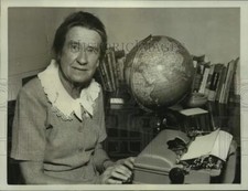 1950 Press Photo Travel Writer Lillian S. Loveland - nox34420 picture
