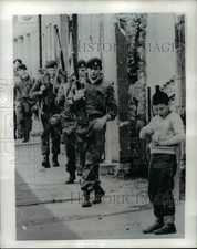 1971 Press Photo Young Boy Interested in Candy Than Soldiers of Royal Artillery picture
