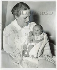 1960 Press Photo Mrs. John F. Dore with 12th child Martha at Swedish Hospital picture