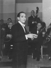 English Bandleader Harry Roy Conducts His Dance Band 1930 Old Photo picture