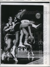 1960 Press Photo KSU's Cedric Price vs KU's Butch Ellison in Big 8 Tournament picture