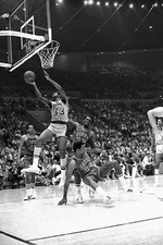 Los Angeles Lakers Elgin Baylor goes up a basket knocks Jim Davis - Old Photo picture