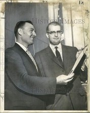 1958 Press Photo James Stafford & B.G. Frick Jr. hold a Dental Week proclamation picture
