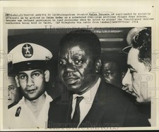 1964 Press Photo Congolese Premier Moise Tshombe escorted by officials in Cairo picture