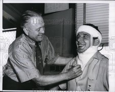 1955 Press Photo Cubs pitcher Paul Minner has cast signed by Wid Matthews picture