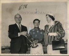 1965 Press Photo Jockey Bobby Ussery wins trophy - noo78168 picture