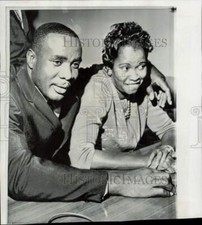 1962 Press Photo Sonny Liston meets wife upon arrival in Philadelphia picture