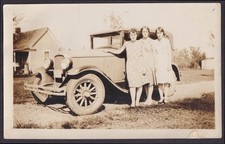 1928 Pontiac Cabriolet Sedan vernacular photo 3 young gals pose KY plate 262-202 picture