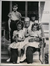 1957 Press Photo Illinois football coach Ray Elliot & Mac Wenskunas kids picture