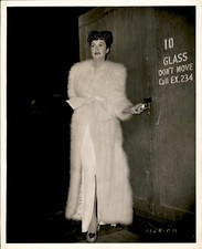CGE35 Original Photo ELEGANT ACTRESS IN CHIC WHITE FURE BACKSTAGE UNKNOWN STAR picture