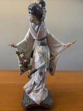 Lladro Japanese Geisha 1451 “Teruko” w/ Folded Parasol – Beautiful picture