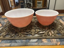 Vtg Solid Pink Pyrex Set Of 2 Pyrex Nesting Mixing Bowls 401-402 picture