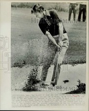 1972 Press Photo Golfer Bruce Devlin Blasts out of Sand Trap at Houston Open, TX picture