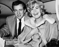 BOBBY DARIN & SANDRA DEE - 8X10 PUBLICITY PHOTO (CC-993) picture