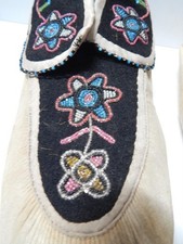 ANTIQUE c1920s WESTERN IROQUOIS INDIAN BEADED MOCCASINS - MINT - NEVER WORN  picture