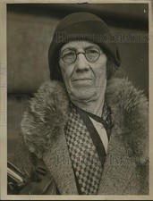 1933 Press Photo Mrs. William wearing a glass - nex10552 picture