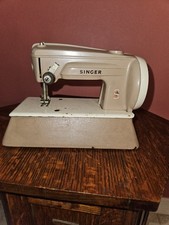 Vintage 1960s Singer Sewhandy Model 40K Child's Toy Sewing Machine. picture