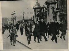 1936 Press Photo Men parade in front of Buckingham Palace in London - lrx66771 picture