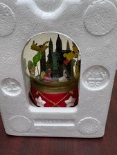 Vintage 2002 Macy's Thanksgiving Day Parade Musical Moves Waterglobe Snow Globe picture