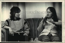 1988 Press Photo Judy Hagen communicating to Loretta Johnston at Stowell House picture