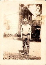 Vtg B&W Snapshot Working Man Cap Workwear House Vintage Car 1920s picture