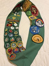 Vintage Girl Scouts Green Sash & 30+ Patches & Badges 1980-1981 picture