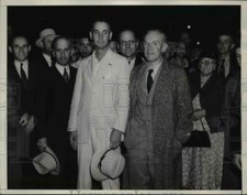 1934 Press Photo Upton Sinclair in Grey Overcoat Going to See President picture