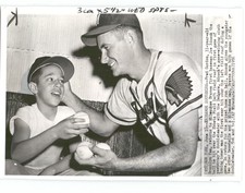 MILWAUKEE Braves BASEBALL Joe Adcock with Child Fan VINTAGE 1956 Press Photo picture