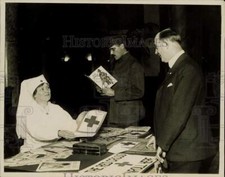 1917 Press Photo Mrs. H. Stuyvesant Dudley of the Red Cross Passes out Leaflets picture