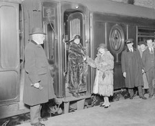Mary Pickford seen here at Victoria Station, 1921 Old Photo picture