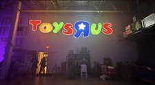 ORIGINAL TOYS R US Store Sign Lighted Retail Exterior Display Vintage 2007-Close picture