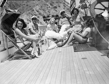 Paulette Goddard Tickling Charlie Chaplin's Feet 1933 Photo Charlie Chaplin St picture