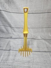 Vtg 70s Tupperware YELLOW Plastic Potato Meat Masher 9