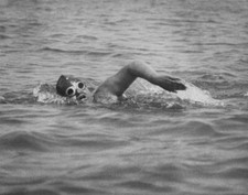 British Swimmer Ethel Sunny Lowry Trains At Birchington On Sea In Kent Old Photo picture