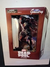 Diamond Select Toys Marvel Gallery Deadpool 1:7 Scale PVC Diorama Figurine picture