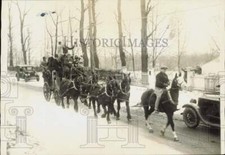1927 Press Photo Irving Hanson and friends ride tallyho on snowy New York street picture