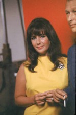 British-born actor Elizabeth Taylor at a film studio in a yello - 1966 Old Photo picture