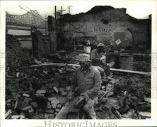 1987 Press Photo Ellis Satcher and his brother, Chester Satcher clean Bricks picture
