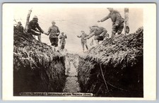 WWI RPPC Soldiers Wiring Barbed Communication Trench Oise France Real Photo picture