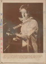 1973 Press Photo Singer Bob Dylan performs during a concert in Chicago picture