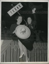 1940 Press Photo Mrs. G.C. Jopling and Mrs. Sara Varshow holds Texas banner picture
