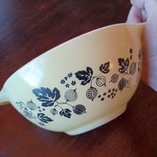VTG Pyrex Gooseberry Cinderella Yellow/Black 1.5 Qt Mixing Bowl #44 EUC picture
