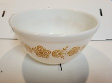 Nice Pyrex Butterfly Mixing Bowl 402 Large 1.5 Quarts White VINTAGE picture
