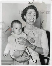 1957 Press Photo Mrs. Sara Di Bonaventura and son at the U.S. Embassy in London picture