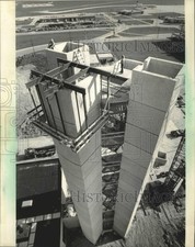 1985 Press Photo Construction of Mitchell Field control tower, Milwaukee picture
