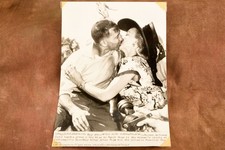 1947 Indianapolis 500 Winner Mauri Rose Kissed by Carol Landis AP Wire Photo V33 picture