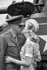 military man and medical woman WW2 Photo Glossy 4*6 in H016 picture