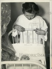 1939 Press Photo Florence Vana with Baby in Chicago Hospital after Pneumonia picture